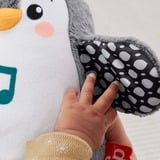 Fisher-Price Flatter & Wackel Pinguin, Kuscheltier schwarz/weiß